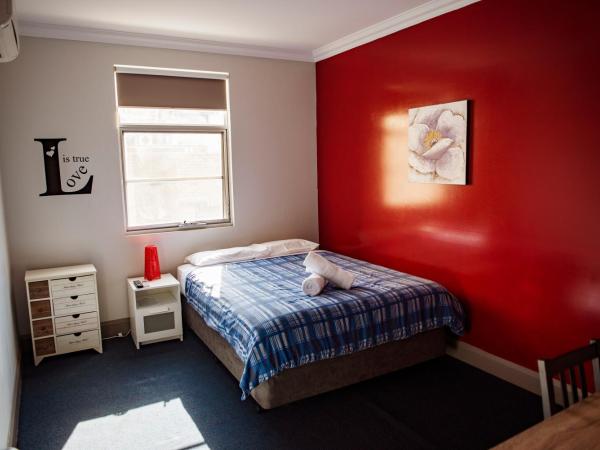 The Emperors Crown Hostel : photo 3 de la chambre chambre double avec salle de bains commune