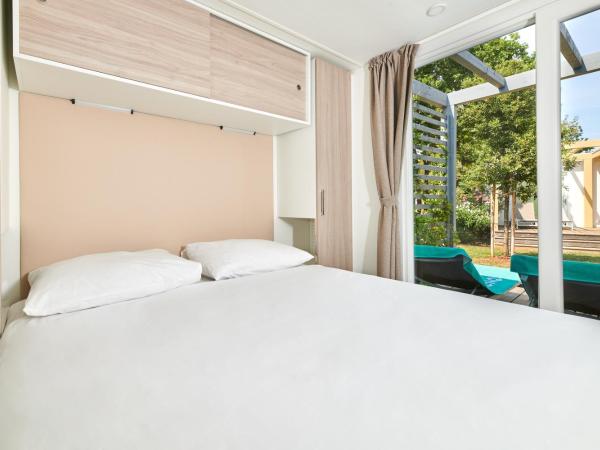 Camping Stella Maris Mobile Homes : photo 6 de la chambre mobile home 2 chambres avec terrasse