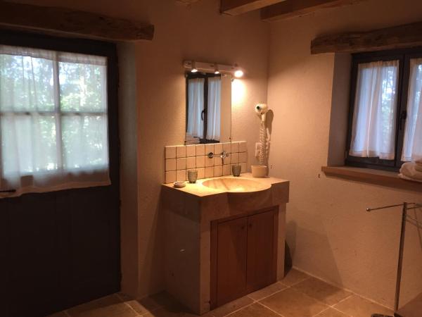 Les Huguets : photo 4 de la chambre chambre double deluxe avec baignoire