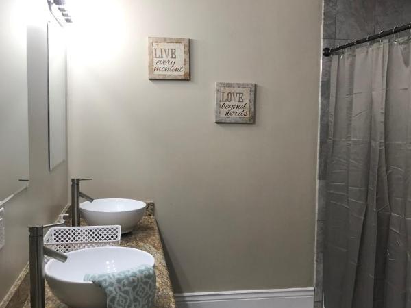 WG Creole House 1850 : photo 2 de la chambre suite lit king-size avec balcon