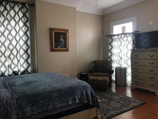WG Creole House 1850 : photo 3 de la chambre suite lit king-size avec balcon