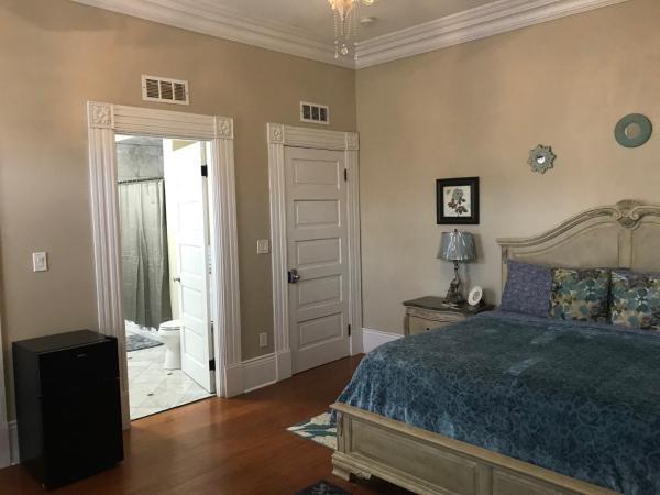WG Creole House 1850 : photo 6 de la chambre suite lit king-size avec balcon