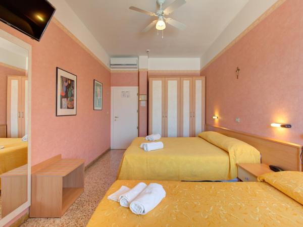 Hotel Nella : photo 2 de la chambre chambre quadruple avec balcon 