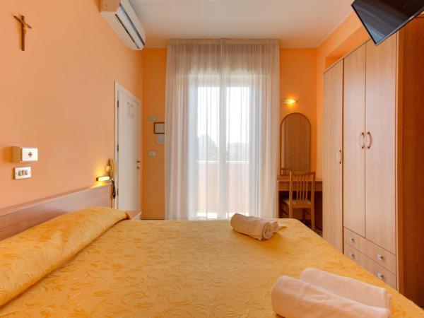 Hotel Nella : photo 1 de la chambre chambre double ou lits jumeaux