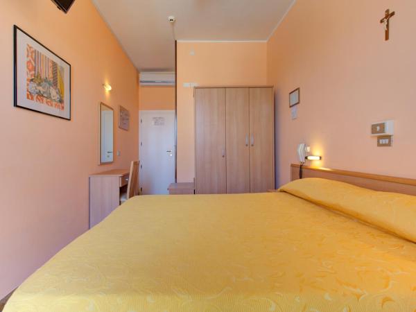 Hotel Nella : photo 2 de la chambre chambre double ou lits jumeaux