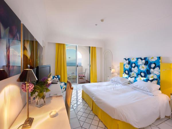 Bellevue Syrene : photo 3 de la chambre chambre double standard avec balcon - vue sur mer