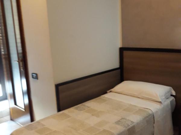 Hotel Salus : photo 3 de la chambre chambre simple avec salle de bains privative