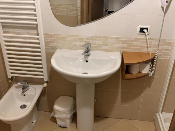 BORGHETTO AIRPORT/HOSPITAL : photo 8 de la chambre chambre triple avec salle de bains privative