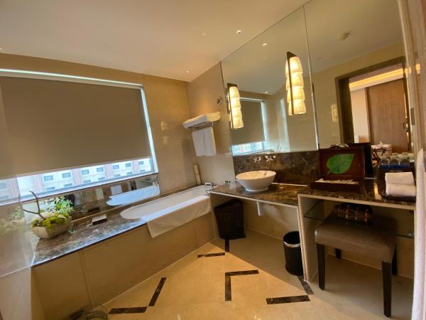 Chengdu Tibetan Hotel-Free Welcome Tibetan Tea : photo 6 de la chambre tibetan family suite-three people tibetan tea free experience