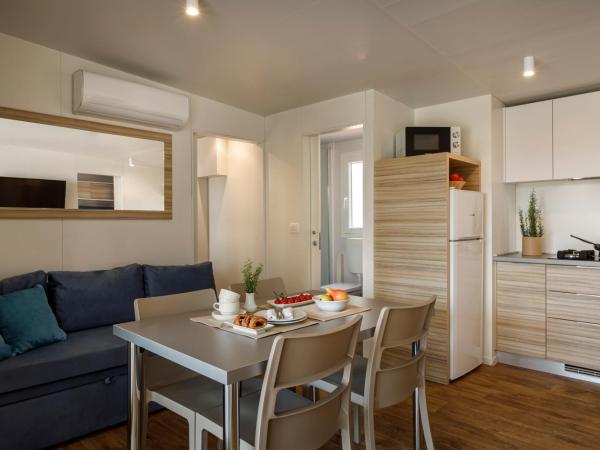 Maistra Camping Amarin Mobile homes : photo 4 de la chambre mobile home familial supérieur - relax