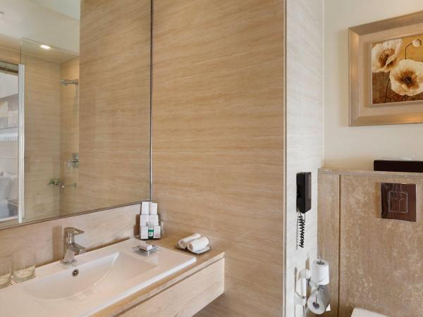 Ramada Gurgaon Central : photo 3 de la chambre executive twin room - non-smoking with happy hours (1+1 ;only applicable for imfl not all the brand at the bar)