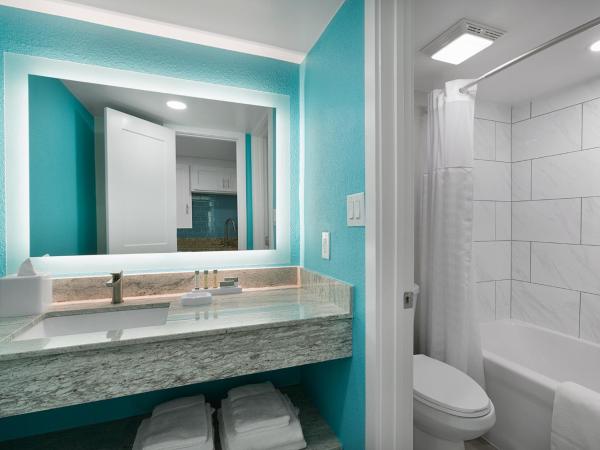 Grande Cayman Resort : photo 1 de la chambre oceanfront two queen suite restricted view