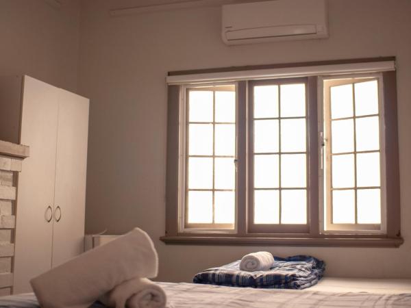 The Emperors Crown Hostel : photo 4 de la chambre chambre triple avec salle de bains privative