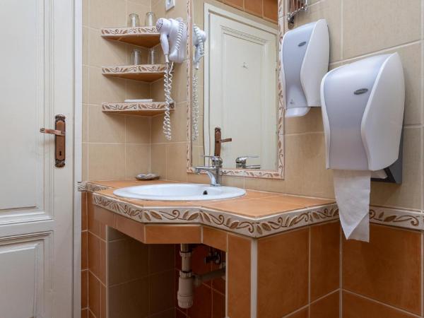 Illés Hotel : photo 6 de la chambre chambre lits jumeaux spacieuse