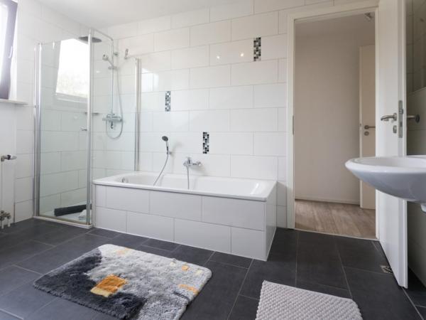 Oberkasseler Hof Bonn : photo 1 de la chambre chambre triple avec salle de bains privative