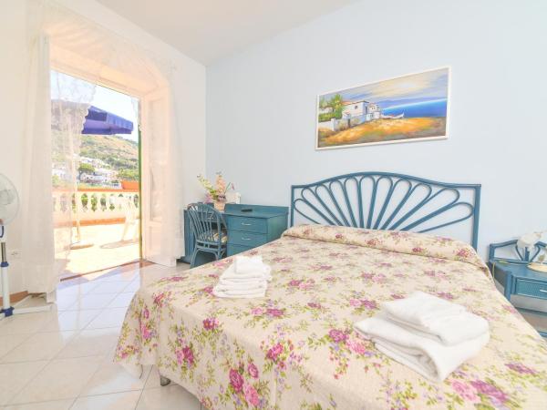 Hotel Maremonti : photo 1 de la chambre chambre triple avec balcon