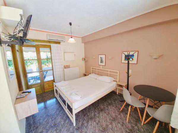 Alexaria Holidays Apartments : photo 3 de la chambre studio double - vue sur jardin