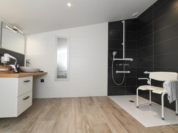 Les Chambres d'Aurore : photo 5 de la chambre chambre lit king-size avec douche accessible en fauteuil roulant - adaptée aux personnes à mobilité réduite
