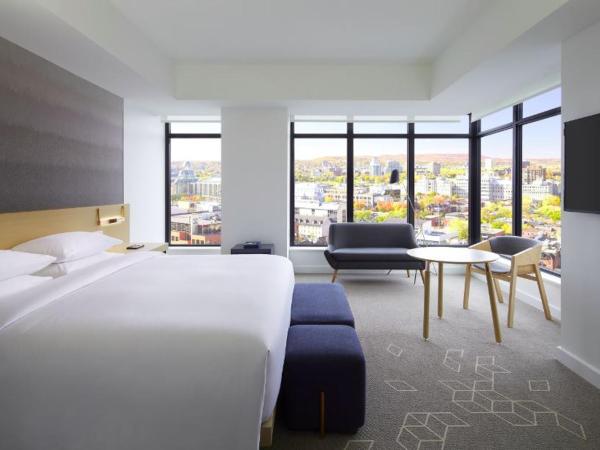 Andaz Ottawa Byward Market-a concept by Hyatt : photo 1 de la chambre chambre lit king-size avec vue - douche pour personnes à mobilité réduite - accessible aux personnes à mobilité réduite