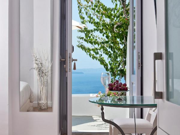 Katikies Villa Santorini - The Leading Hotels Of The World : photo 8 de la chambre chambre double villa avec jacuzzi extérieur