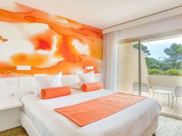 Hotel Restaurant La Vague de Saint Paul : photo 1 de la chambre chambre double deluxe avec balcon et vue sur le jardin