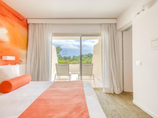 Hotel Restaurant La Vague de Saint Paul : photo 7 de la chambre suite avec terrasse - vue sur piscine