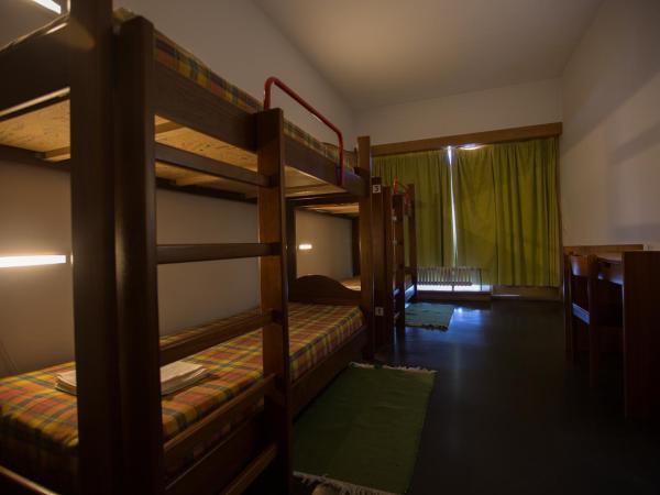 HI Viana do Castelo - Pousada de Juventude : photo 1 de la chambre chambre quadruple Économique avec salle de bains commune