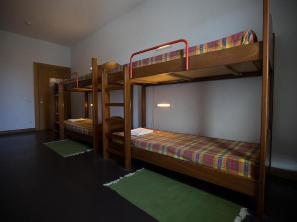 HI Viana do Castelo - Pousada de Juventude : photo 2 de la chambre chambre quadruple Économique avec salle de bains commune