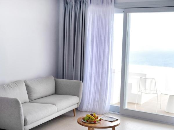 Lilium Hotel Santorini : photo 1 de la chambre suite lune de miel avec jacuzzi et vue sur volcan