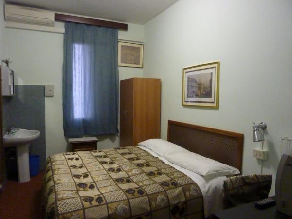 Albergo Junior : photo 7 de la chambre chambre double ou lits jumeaux avec salle de bains commune