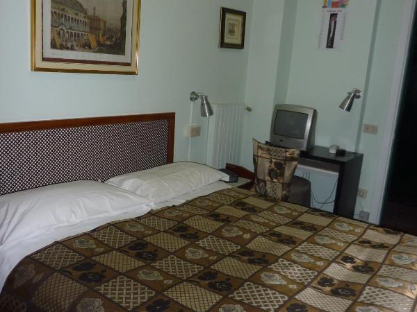 Albergo Junior : photo 8 de la chambre chambre double ou lits jumeaux avec salle de bains commune