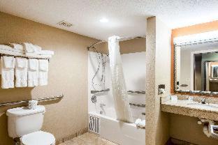 Comfort Suites : photo 2 de la chambre suite pour personnes à mobilité réduite avec 2 lits queen-size, canapé-lit et baignoire accessible - non-fumeurs