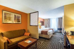 Comfort Suites : photo 3 de la chambre suite pour personnes à mobilité réduite avec 2 lits queen-size, canapé-lit et baignoire accessible - non-fumeurs