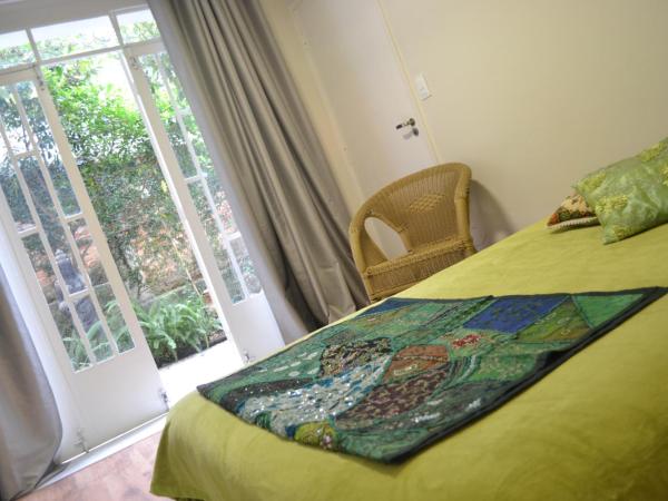 Zen Hostel Brasil : photo 1 de la chambre chambre double avec salle de bains privative - accessible via jardin