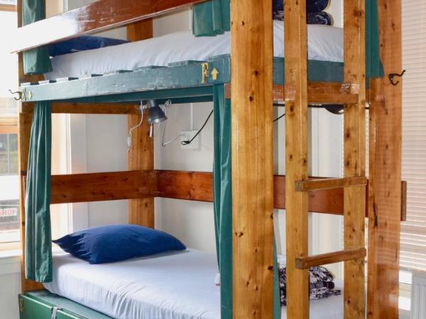 Green Tortoise Hostel Seattle : photo 5 de la chambre lits superposés dans dortoir pour femmes de 6 lits