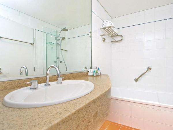 Novotel Canberra : photo 9 de la chambre chambre standard lit queen-size