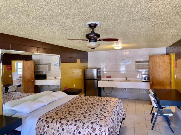 Savannah Inn and Suites Savannah Port Area : photo 1 de la chambre suite lit king-size