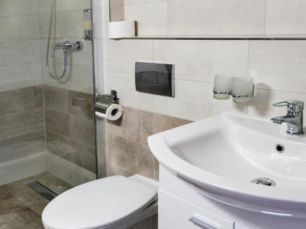 Pension Clara : photo 2 de la chambre chambre double deluxe avec lit d'appoint