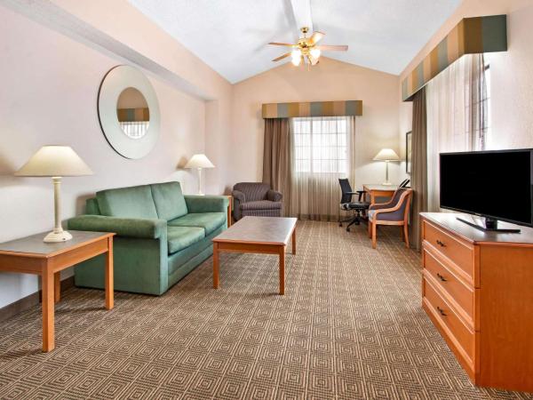 La Quinta Inn by Wyndham Albuquerque Airport : photo 3 de la chambre suite lit king-size – non-fumeurs