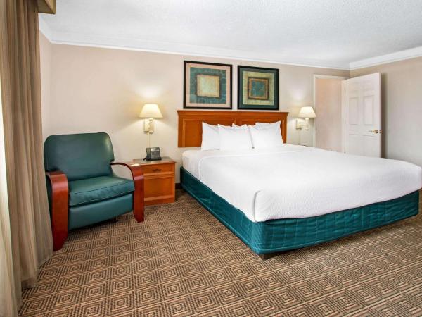 La Quinta Inn by Wyndham Albuquerque Airport : photo 4 de la chambre suite lit king-size – non-fumeurs