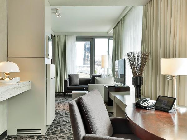 Dorint Hotel am Heumarkt Köln : photo 7 de la chambre suite deluxe avec lit king-size