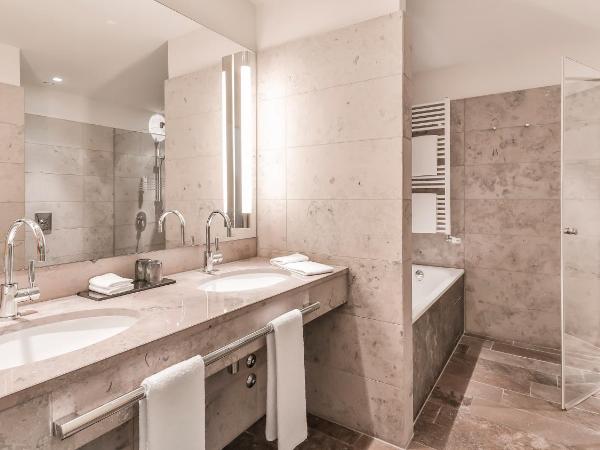 Dorint Hotel am Heumarkt Köln : photo 8 de la chambre suite deluxe avec lit king-size