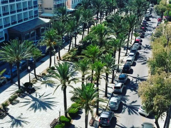 Cactus Hotel : photo 2 de la chambre chambre double ou lits jumeaux supérieure avec vue sur ville