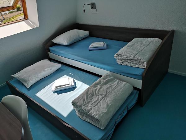 AUBERGE DE JEUNESSE D'ORLEANS : photo 2 de la chambre chambre double ou lits jumeaux avec salle de bains privative