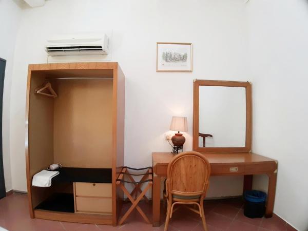 Heeren Inn Melaka : photo 4 de la chambre chambre triple - vue sur jardin