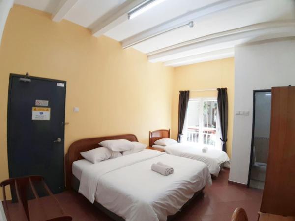 Heeren Inn Melaka : photo 1 de la chambre chambre triple - vue sur jardin