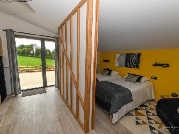 Les Chambres d'Aurore : photo 2 de la chambre chambre lit king-size avec douche accessible en fauteuil roulant - adaptée aux personnes à mobilité réduite