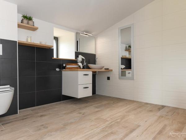 Les Chambres d'Aurore : photo 7 de la chambre chambre lit king-size avec douche accessible en fauteuil roulant - adaptée aux personnes à mobilité réduite