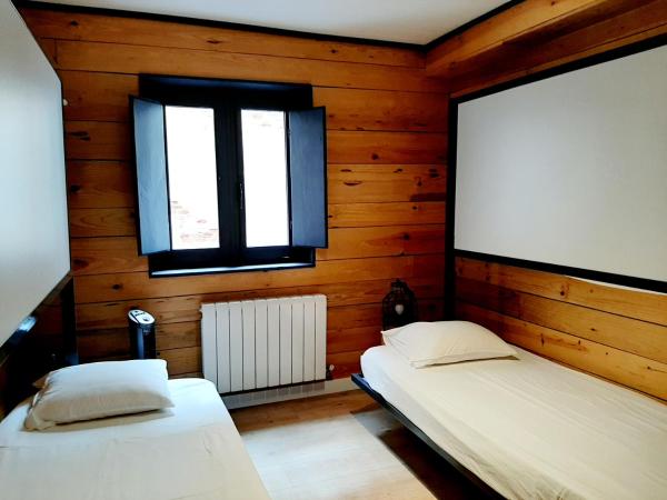 Hostal Erasmus by gaiarooms : photo 10 de la chambre chambre quadruple avec salle de bains privative séparée