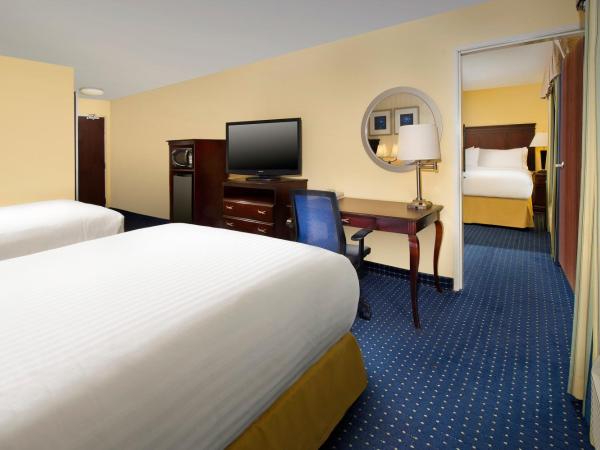 Holiday Inn Express & Suites San Antonio West Sea World Area, an IHG Hotel : photo 3 de la chambre suite 2 chambres avec 1 lit king-size et 2 lits queen-size